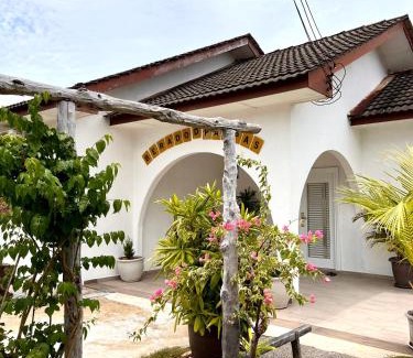 Chukai Casa | Beach Cottage Homestay Kemaman - Berado D Pampass