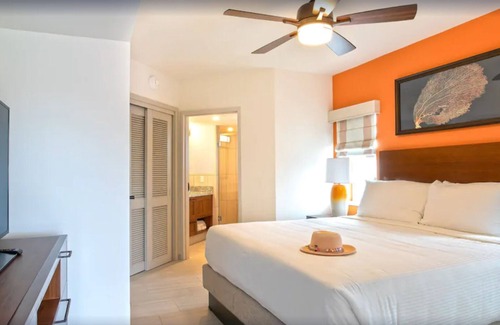 Simpson Bay Complejo | Beach front 1 bedroom apartment overlooking Simpson Bay