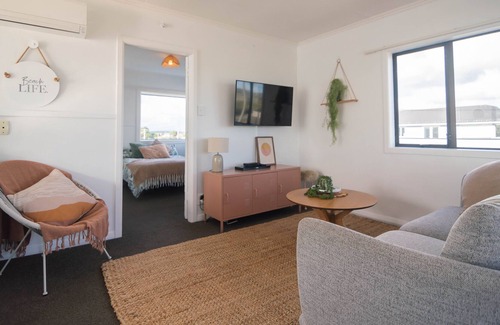 Foxton Beach Apartamento | Beach Front Apartment - Above Premium Coffee Shop