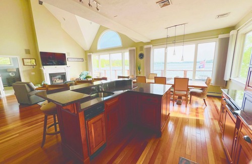 Cedarville Casa | ¡Una casa perfecta frente al mar con increíbles vistas al agua desde cada habitación!