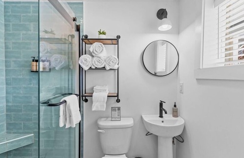 Yaupon Beach Hotel | Beach House OKI - King Room in hotel on Oak Island, North Carolina