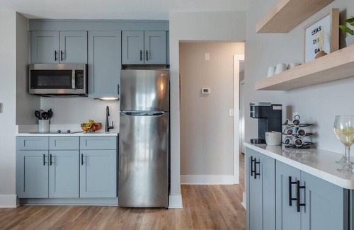 Yaupon Beach Hotel | Beach House OKI - Premium Two King Suite in hotel on Oak Island, North Carolina