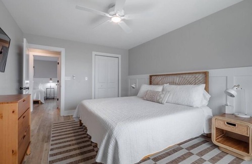 Yaupon Beach Hotel | Beach House OKI - Premium Two King Suite in hotel on Oak Island, North Carolina