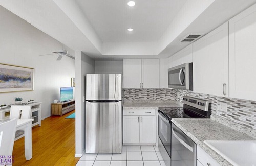 Siesta Key Village Chalet De Esquí | Beach Rd, 300ft to Beach Access & 500ft to Siesta Key Village, 2bdr