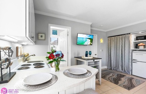 Siesta Key Village Chalet De Esquí | Beach Rd, 300ft to Beach Access & 500ft to Siesta Key Village, Studio