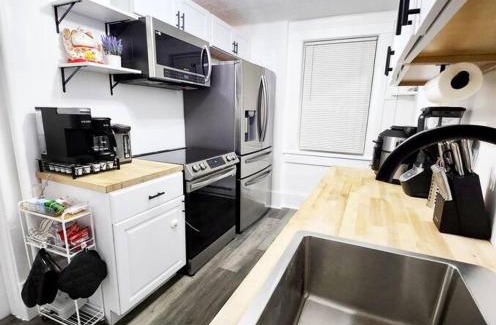 Sandusky Apartamento | Beach Theme Mins to Cedar Pt, Sports Force & Ferry, Private Deck, EV, Kids & Pet Friendly