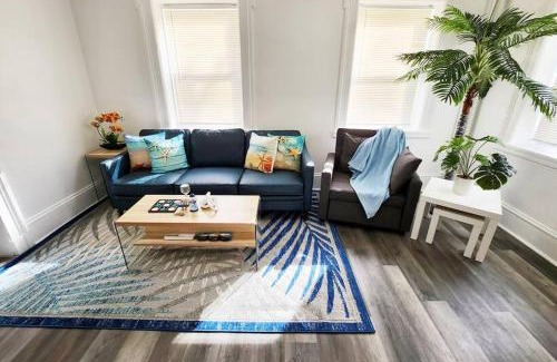 Sandusky Apartamento | Beach Theme Mins to Cedar Pt, Sports Force & Ferry, Private Deck, EV, Kids & Pet Friendly