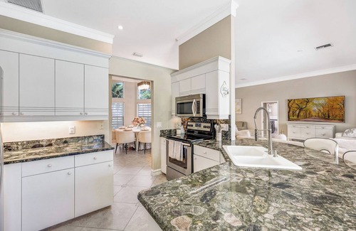 Naples Park Villa | Villa Paseo Playa: Piscina Salada & ¡A Pasos de Restaurantes en Mercato!