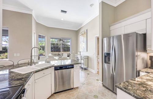 Naples Park Villa | Villa Paseo Playa: Piscina Salada & ¡A Pasos de Restaurantes en Mercato!