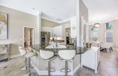 Naples Park Villa | Villa Paseo Playa: Piscina Salada & ¡A Pasos de Restaurantes en Mercato!