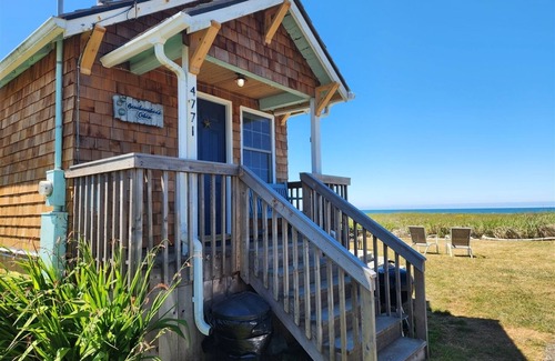 Moclips Casa | Beachcombers Cabin - Ocean Front with Hot Tub