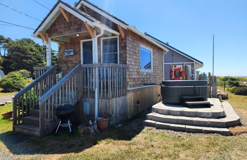 Moclips Casa | Beachcombers Cabin - Ocean Front with Hot Tub