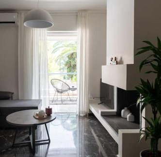 Voula Apartamento | Beachfront apartment in Voula w/balcony