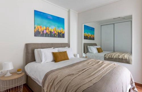 Voula Apartamento | Beachfront apartment in Voula w/balcony