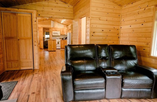 Sekiu Cabina | Beachfront Cabin – Pet-Friendly Romantic Escape w/ Views & Huge Deck