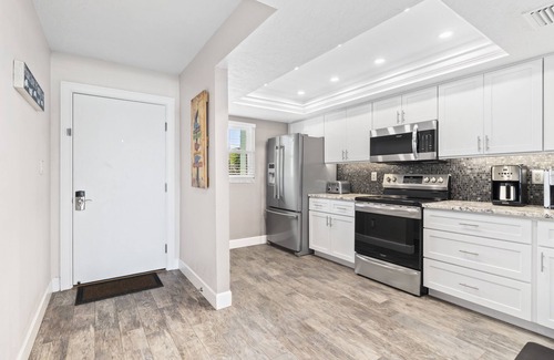 Bradenton Beach Condominio | ¡NUEVO! Condominio de lujo completamente renovado! Frente a la playa y piscina climatizada Gulf View # 102