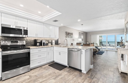 Bradenton Beach Condominio | ¡NUEVO! Condominio de lujo completamente renovado! Frente a la playa y piscina climatizada Gulf View # 102