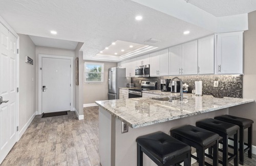 Bradenton Beach Condominio | ¡NUEVO! Condominio de lujo completamente renovado! Frente a la playa y piscina climatizada Gulf View # 102