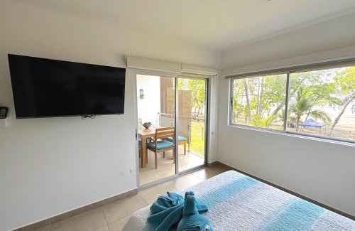 Bejuco Apartamento | Beachfront Getaway, AC, Pools and Sunset Views