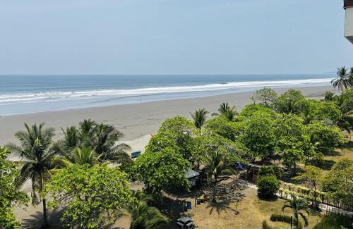 Bejuco Apartamento | Beachfront Getaway, AC, Pools and Sunset Views
