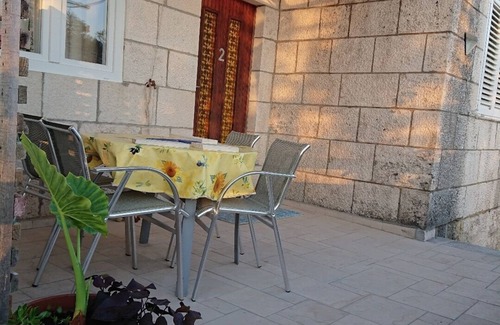 Cove Tri Zala (Zrnovo) Cabaña | Beachfront holiday retreat with pristine sea views offering comfort and nature.