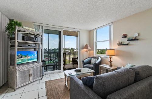 Bonita Springs Apartamento | Beachfront Suite w Balcony, Walk to Bars, Restaurants and More