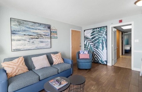 Myrtle Beach Hotel | Beachside Bliss: Oceanfront Suite w/ Breakfast