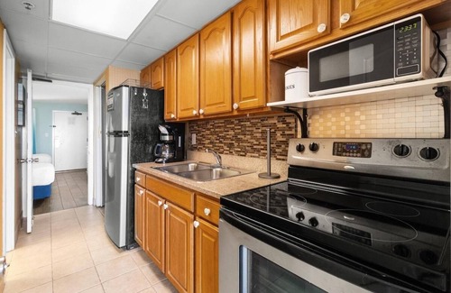 Myrtle Beach Hotel | Beachside Bliss: Oceanfront Suite w/ Breakfast