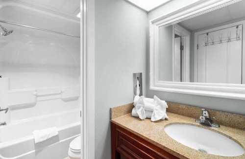 Myrtle Beach Hotel | Beachside Bliss: Oceanfront Suite w/ Breakfast