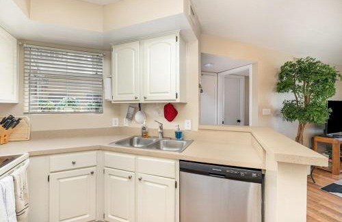 Indian Harbour Beach Apartamento | Beachside Pond View Retreat - BC155