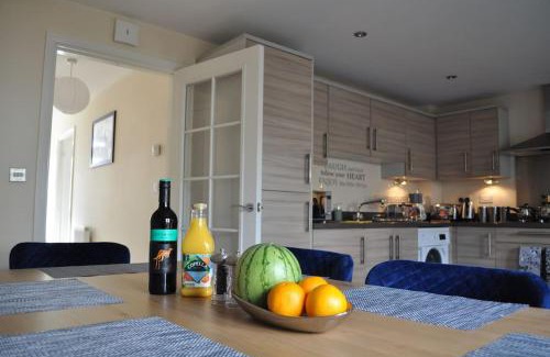 Swindon Casa | Beaney View House - Modern, Comfortable Spacious 4 Bedrooms Ensuites House with Free Wifi and Parkings