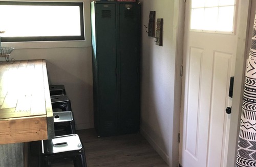 Decorah Cabina | Pequeña cabaña roja de Bear Creek Bungalow