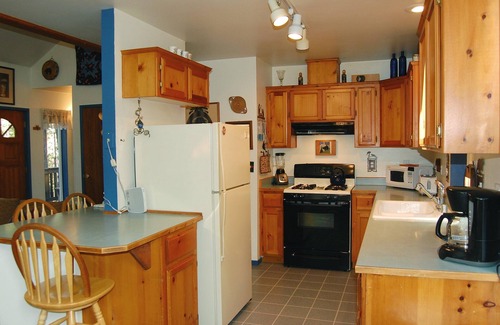 North Wawona Casa | Disfrute de su estancia en nuestro luminoso de 2 dormitorios, 1 1/2 baño (ducha), plan de piso abierto y ce ... abovedada