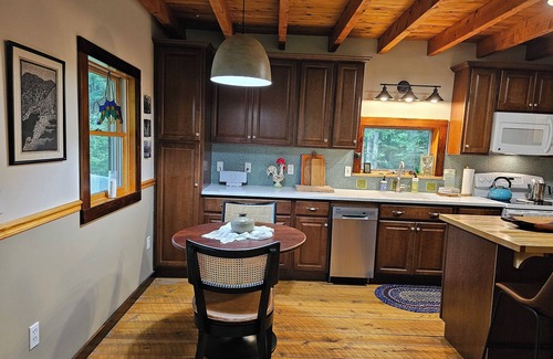 Newark Cabina | Bear Cub Cabin: un santuario encantado