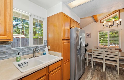 Big Bear City Cabina | Bear Cub Cottage with HotTub & Firepit