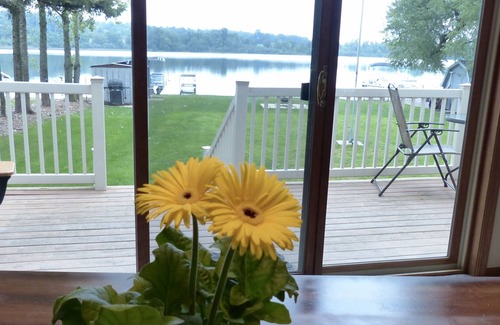 Weyauwega Casa | Bear Lake Vacation Home Manawa, WI - ¡Excelente ubicación para motos de nieve!