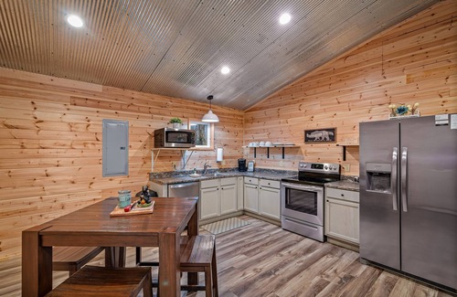 Fort Payne Casa | Bear's Den-hot tub, fire pit