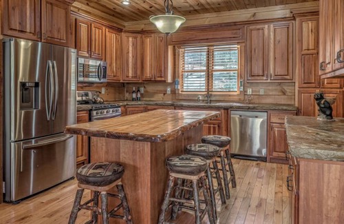 McCaysville Cabina | Bearfoot Lodge - Pet Friendly | Hot Tub | River front | Pool Table | Shuffleboard