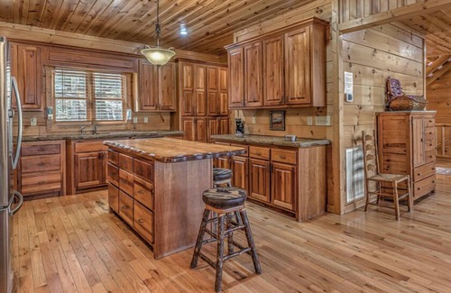 McCaysville Cabina | Bearfoot Lodge - Pet Friendly | Hot Tub | River front | Pool Table | Shuffleboard