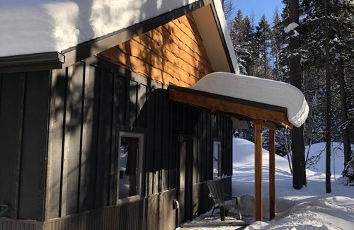 Whitefish Cabina | Cabina Bearhat - Jacuzzi privado al aire libre - Glacier Country Cabins and Rec, Inc.