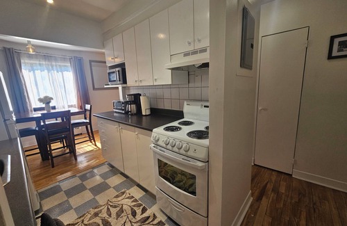 Sainte-Anne-de-Bellevue Apartamento | Beautiful 1-bedroom apartment with AC, WiFi & Parking in Sainte-Anne-de-Bellevue