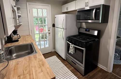 Cuyahoga Falls Casa | Beautiful 2 Bd Ideal for Travel Professionals!