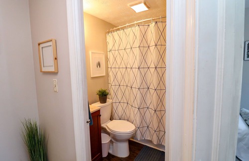 Cuyahoga Falls Casa | Beautiful 2 Bd Ideal for Travel Professionals!