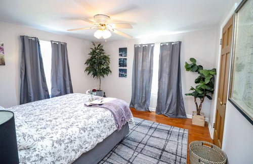 Cuyahoga Falls Casa | Beautiful 2 Bd Ideal for Travel Professionals!
