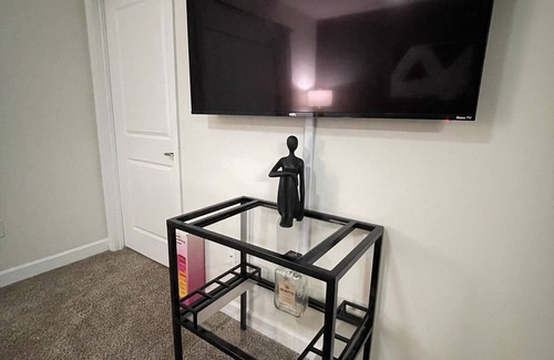 SouthPark Apartamento | Beautiful 2 bed room with Pool view