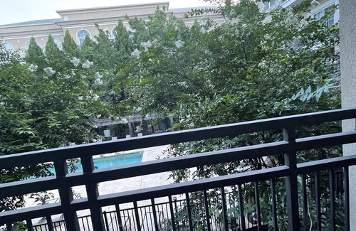 SouthPark Apartamento | Beautiful 2 bed room with Pool view