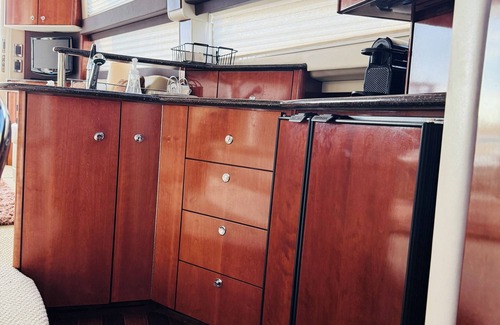 St. Pete Beach Alquiler De Eote | Beautiful 2-bedroom boat 400 steps from St. Pete Beach - WiFi, AC 30min to TPA