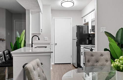 University Hills and Windsor Park Apartamento | Beautiful 2BD/2BA in University Hills 6073