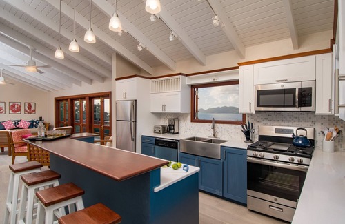 West End Villa | ¡Nuevo! 21 Catalejo. 4 dormitorios, 3 baños, piscina, A / C, con vista al Surf de Apple Bay