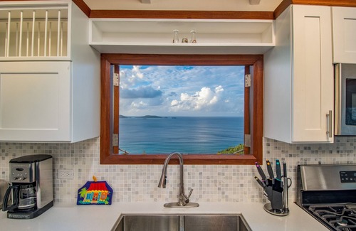 West End Villa | ¡Nuevo! 21 Catalejo. 4 dormitorios, 3 baños, piscina, A / C, con vista al Surf de Apple Bay